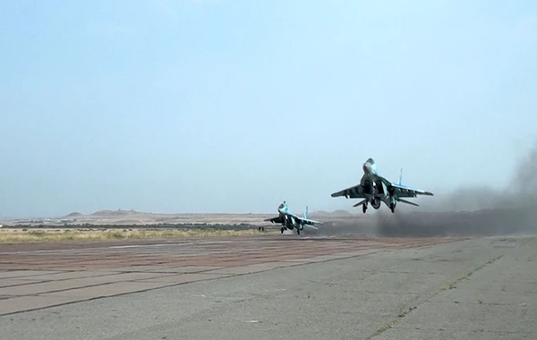 Azərbaycan Ordusu MiQ-29 və Su-25 təyyarələri ilə təlim keçirib - VİDEO