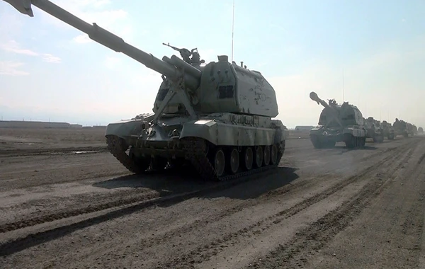 Артиллерийские подразделения выполняют боевые стрельбы - ВИДЕО