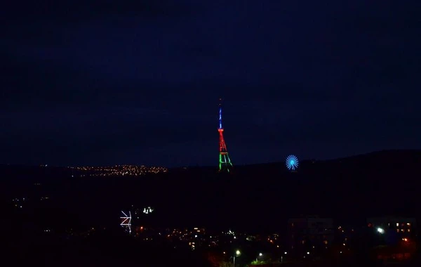 Tbilisidə teleqüllə Azərbaycan bayrağının rəngləri ilə işıqlandırılıb - FOTO