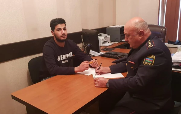 В Баку задержан парень, распивающий пиво на полицейском автомобиле - ФОТО