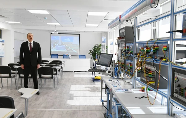 Ильхам Алиев на открытии управленческого комплекса "Азерэнержи" - ФОТО