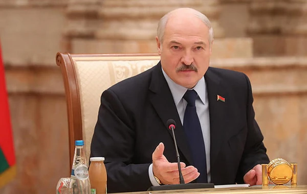 Lukaşenko Belarus iqtisadiyyatına dəyən üç zərbədən şikayətləndi