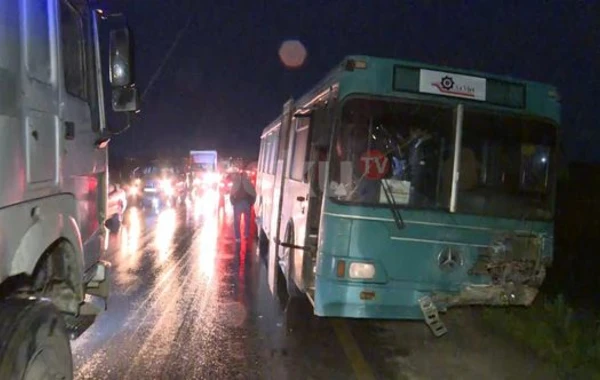 Bakıda avtomobil avtobusla toqquşub, ölən var - FOTO