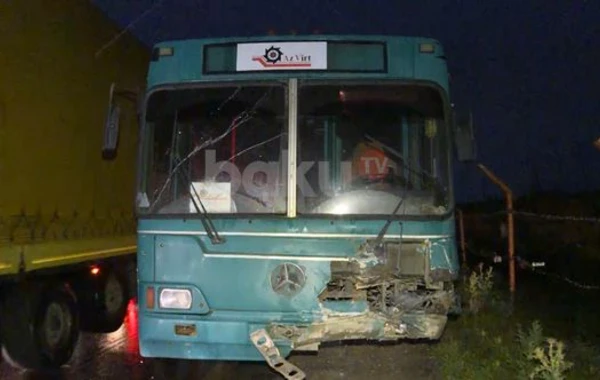 Bakıda avtomobil avtobusla toqquşub, ölən var - FOTO