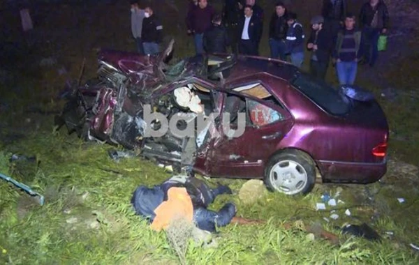 Bakıda avtomobil avtobusla toqquşub, ölən var - FOTO