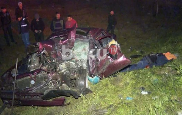 Bakıda avtomobil avtobusla toqquşub, ölən var - FOTO