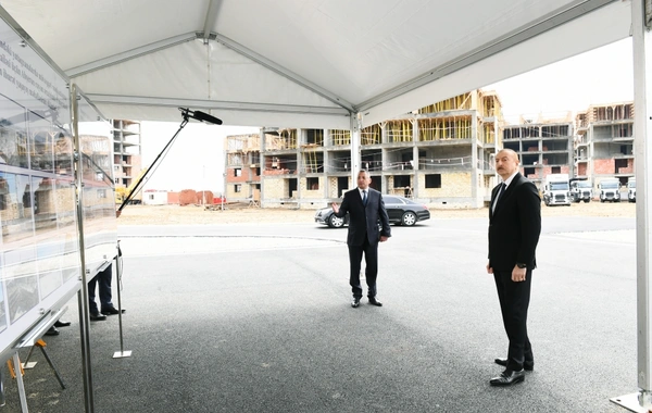 İlham Əliyev məcburi köçkünlər üçün tikilən məhəllədə - FOTO