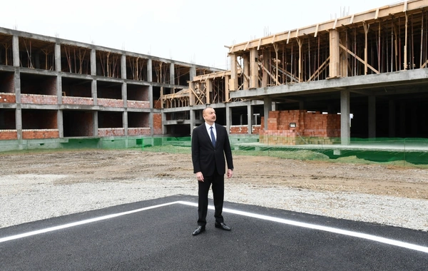 İlham Əliyev məcburi köçkünlər üçün tikilən məhəllədə - FOTO