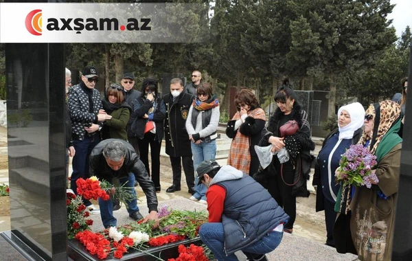 Doğmaları Xalq artisti Rafael Dadaşovun məzarı başında - FOTO
