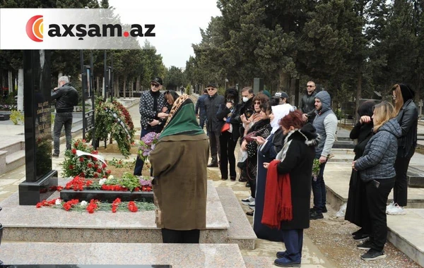 Doğmaları Xalq artisti Rafael Dadaşovun məzarı başında - FOTO