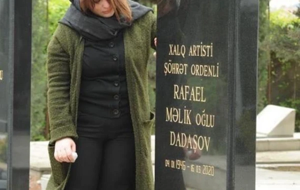 Doğmaları Xalq artisti Rafael Dadaşovun məzarı başında - FOTO