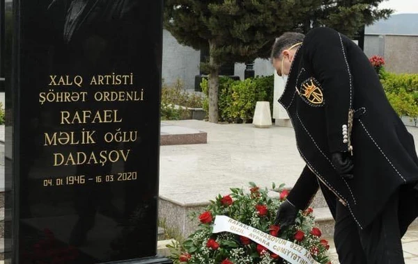 Doğmaları Xalq artisti Rafael Dadaşovun məzarı başında - FOTO