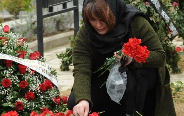 Doğmaları Xalq artisti Rafael Dadaşovun məzarı başında - FOTO