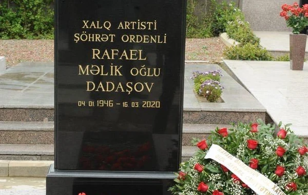 Doğmaları Xalq artisti Rafael Dadaşovun məzarı başında - FOTO