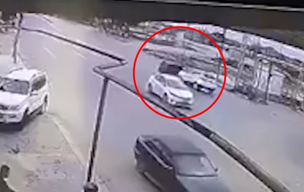 Bakıda qırmızı işığa məhəl qoymayan “Hyundai” dəhşətli qəza törətdi - ANBAAN VİDEO