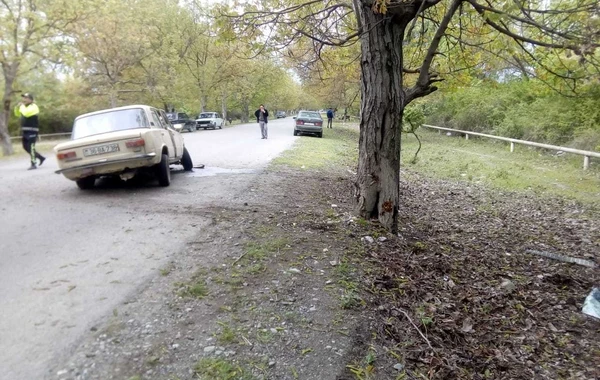 Oğuzda avtomobil ağaca çırpıldı, xəsarət alanlar var - FOTO