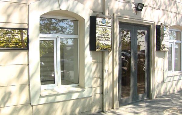 Bakıda karantin qaydalarını pozan bərbər salonu aşkarlandı - VİDEO