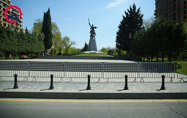 Mərkəzdə sıxlıq olsa da, parklar boşdur - FOTO