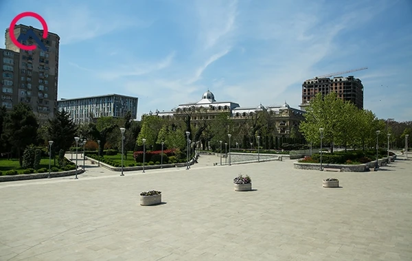 Mərkəzdə sıxlıq olsa da, parklar boşdur - FOTO