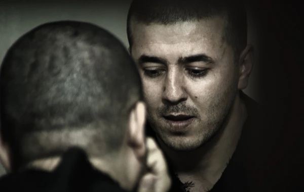 Nazirliyin həbsdə olan sabiq əməkdaşı iş yoldaşını döydürüb  - RƏSMİ - VİDEO