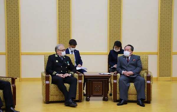 Putin Kim Çen Ina medal verdi - FOTO
