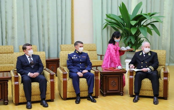 Putin Kim Çen Ina medal verdi - FOTO