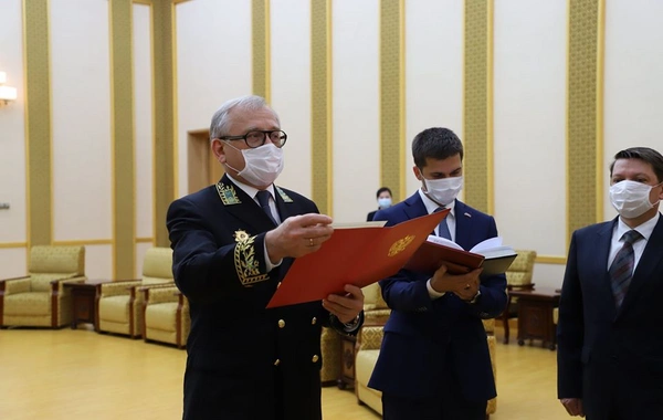 Putin Kim Çen Ina medal verdi - FOTO