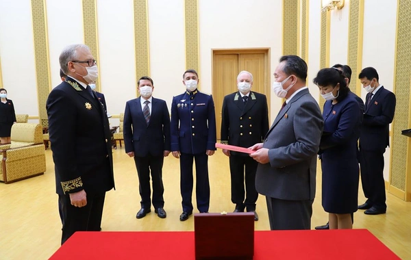 Putin Kim Çen Ina medal verdi - FOTO