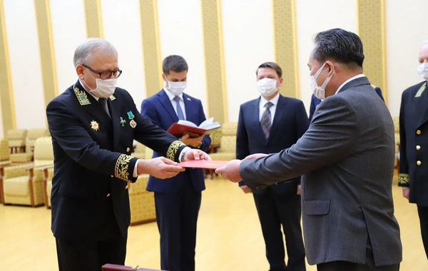 Putin Kim Çen Ina medal verdi - FOTO