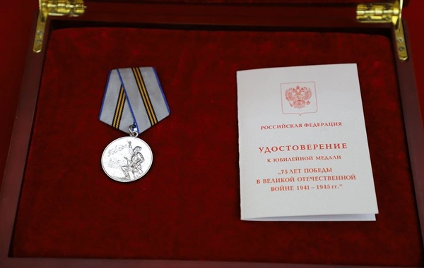 Putin Kim Çen Ina medal verdi - FOTO