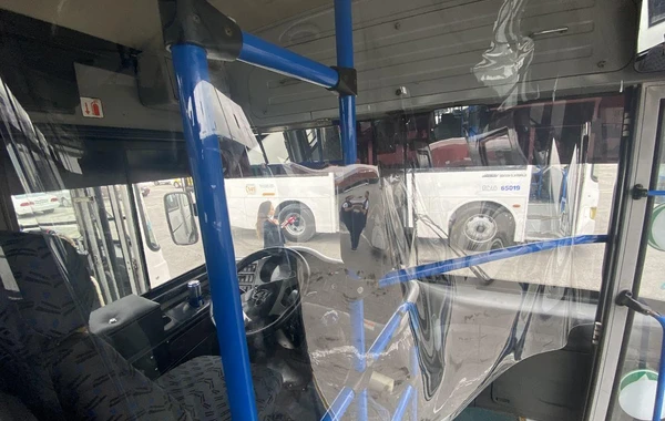 В бакинских автобусах началась установка прозрачных кабин - ФОТО