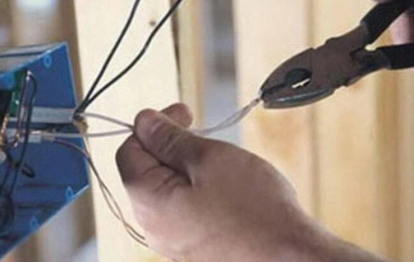 Kafedə təmir işləri aparan ustanı elektrik cərəyanı vurdu