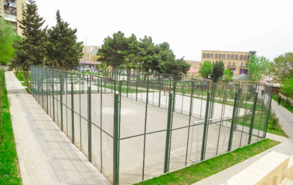 Bakıda qanunsuz çəpərlənmələr sökülüb, uşaq əyləncə meydançaları quraşdırılıb - FOTO