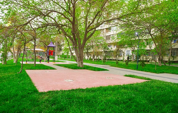 Bakıda qanunsuz çəpərlənmələr sökülüb, uşaq əyləncə meydançaları quraşdırılıb - FOTO