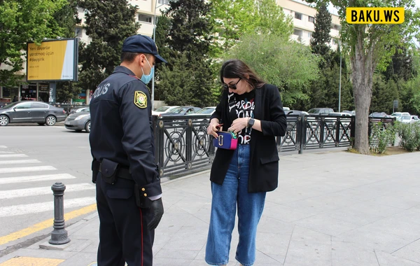 Polis ictimai nəqliyyatda maska taxmayan şəxsləri yerə düşürür - VİDEO