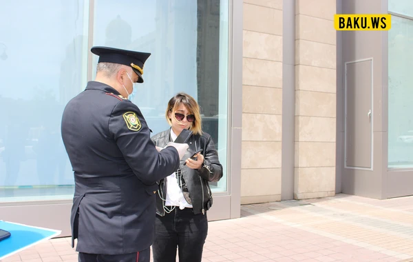 Polis ictimai nəqliyyatda maska taxmayan şəxsləri yerə düşürür - VİDEO