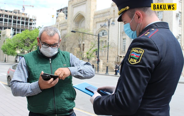 Polis ictimai nəqliyyatda maska taxmayan şəxsləri yerə düşürür - VİDEO