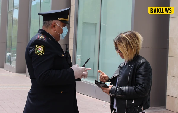 Polis ictimai nəqliyyatda maska taxmayan şəxsləri yerə düşürür - VİDEO