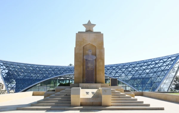 İlham Əliyev və Mehriban Əliyeva Həzi Aslanovun məzarını ziyarət ediblər - FOTO