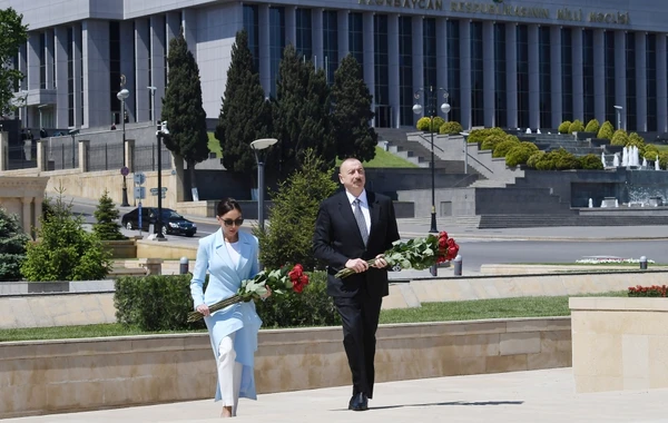 İlham Əliyev və Mehriban Əliyeva Həzi Aslanovun məzarını ziyarət ediblər - FOTO