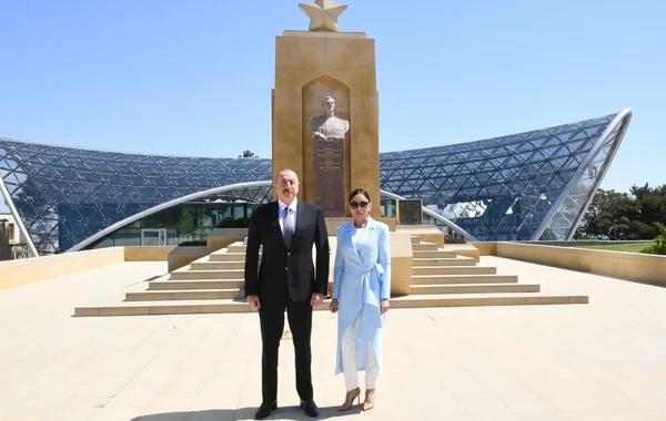 İlham Əliyev və Mehriban Əliyeva Həzi Aslanovun məzarını ziyarət ediblər - FOTO