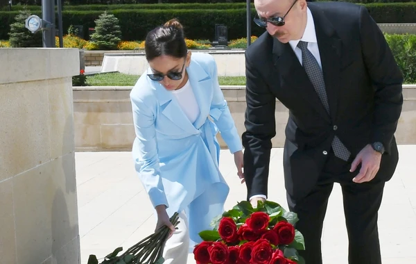 İlham Əliyev və Mehriban Əliyeva Həzi Aslanovun məzarını ziyarət ediblər - FOTO