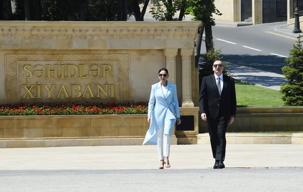 İlham Əliyev və Mehriban Əliyeva Həzi Aslanovun məzarını ziyarət ediblər - FOTO