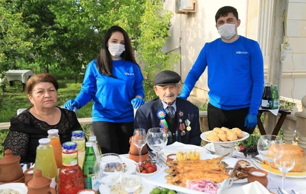 Фонд Гейдара Алиева поздравил ветеранов Великой Отечественной войны на дому - ФОТО