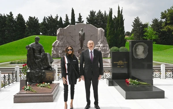 Президент Азербайджана и первая леди посетили могилу Гейдара Алиева - ФОТО/ВИДЕО