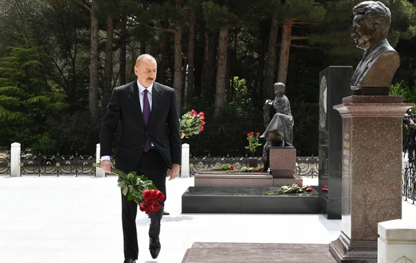 Президент Азербайджана и первая леди посетили могилу Гейдара Алиева - ФОТО/ВИДЕО