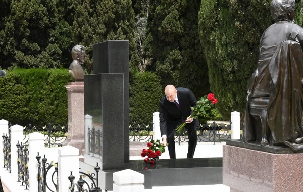 Президент Азербайджана и первая леди посетили могилу Гейдара Алиева - ФОТО/ВИДЕО