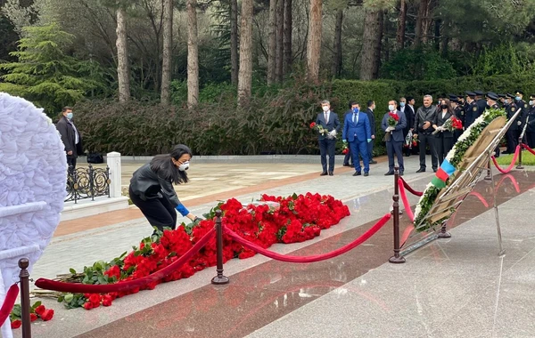 Səbinə Əliyeva Ümummilli lider Heydər Əliyevin məzarını ziyarət edib - FOTO