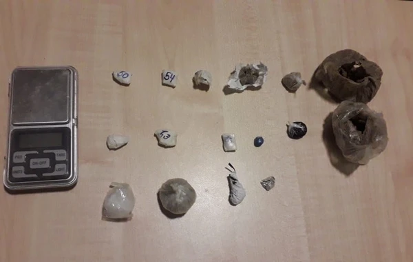 Ayaqqabıdan narkotik çıxdı - FOTO