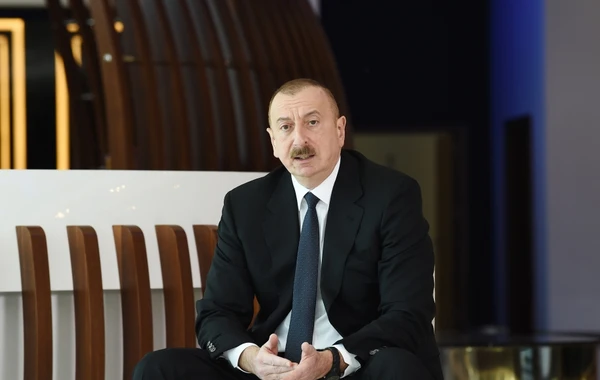 Ильхам и Мехрибан Алиевы на открытии фабрики по производству медицинских масок - ФОТО